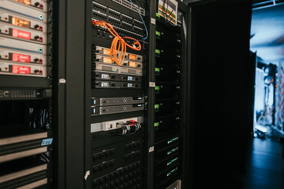 Rack de servidores em data center — infraestrutura de IA empresarial